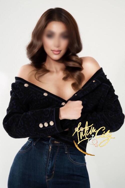 Stunning Indian Anita available in Mayfair. London Escort