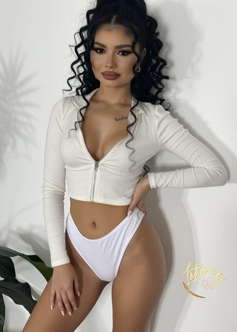 stunning brunette. London Escort. Arabella